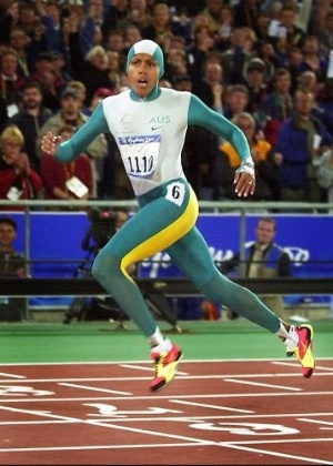 Com uniforme exótico, a velocista australiana Cathy Freeman vence os 400 m rasos na Olimpíada de Sydney-2000