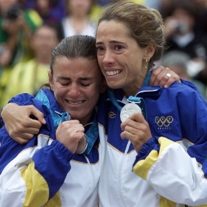 As brasileiras Adriana Behar (à dir.) e Shelda, favoritas ao ouro, emocionam-se com a medalha de prata no vôlei de praia 