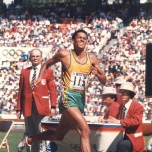 O brasileiro Joaquim Cruz, que havia sido ouro em Los Angeles-1984, cruza a linha de chegada em segundo lugar nos 800 m nos Jogos de Seul  - Wilson Melo/Folha Imagem