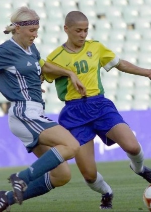 Capitã alemã, Doris Fitschen disputa a bola com brasileira Sissi no torneio olímpico de futebol