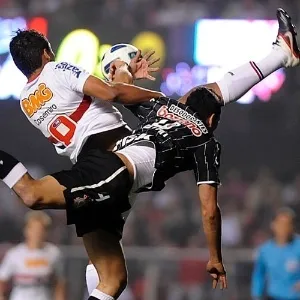 Casemiro, do São Paulo, divide a bola pelo alto com um defensor corintiano em duelo no Morumbi - Júnior Lago/UOL