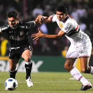 Casemiro e Alex disputam a bola durante o clássico entre Corinthians e São Paulo no Morumbi - Júnior Lago/UOL