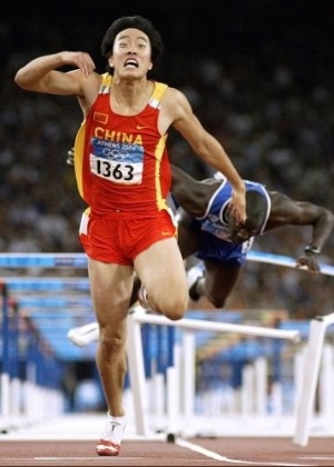 O chinês Liu Xiang cruza os 110 metros com barreiras à frente do francês Ladji Doucoure na Olimpíada de Atenas 
