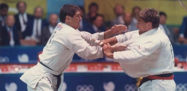 O judoca Aurélio Miguel (à esq.) derrota o alemão Marc Meling para conquistar o ouro para o Brasil na Olimpíada de Seul 