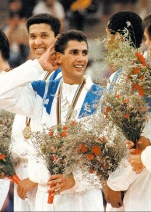 O levantador Maurício, titular da seleção brasileira de vôlei na Olimpíada de Barcelona, com a medalha de ouro no pódio