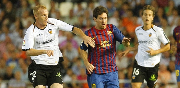Lionel Messi passa por Mathieu no empate entre Barcelona e Valencia por 2 a 2 - REUTERS/Heino Kalis