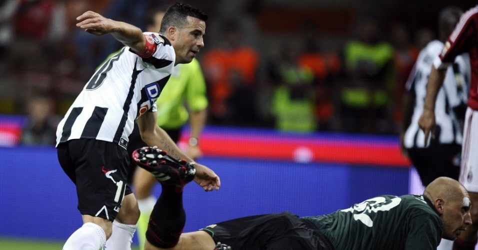 Milan e Udinese se enfrentam no estádio San Siro, em Milão, pelo Campeonato Italiano