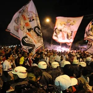 Muitos são-paulinos ficaram na porta do Morumbi antes do clássico com o Corinthians - Júnior Lago/UOL