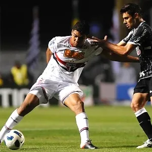 No Morumbi, o são-paulino Casemiro domina a bola enquanto recebe a marcação do corintiano Alex - Júnior Lago/UOL