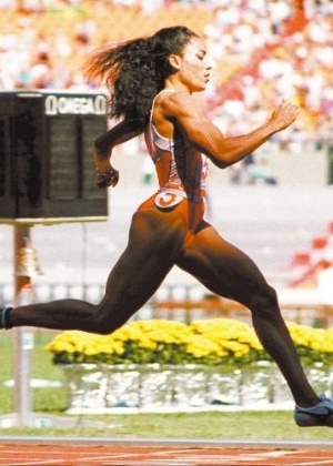 A norte-americana Florence Griffith-Joyner compete nos 200 m rasos; a atleta levou o ouro nos 100 m, nos 200 m e no revezamento 4 x 100 m nos Jogos de Seul 