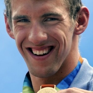 O nadador norte-americano Michael Phelps exibe uma das oito medalhas olímpicas que ganhou, das quais seis de ouro 
