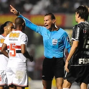O árbitro Wilson Luiz Seneme dá uma bronca no são-paulino Wellington no clássico contra o Corinthians - Júnior Lago/UOL
