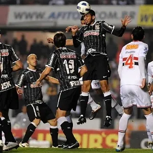 O zagueiro Wallace, do Corinthians, sobe para cabecear e afasta o perigo durante um ataque do São Paulo - Júnior Lago/UOL