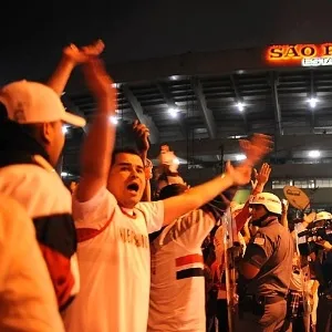 Policiais fazem uma barreira de proteção para evitar a pressão de são-paulinos no acesso ao estádio do Morumbi - Júnior Lago/UOL