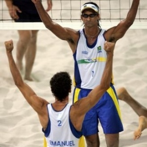 Ricardo (de frente) e Emanuel conquistam o ouro no vôlei de praia nos Jogos Olímpicos de Atenas 