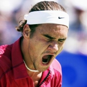 O suíço Roger Federer se irrita com derrota para o francês Arnaud Di Pasquale, que lhe valeu o bronze do torneio olímpico de tênis 