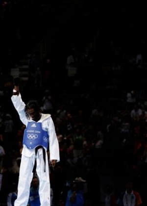O brasileiro Diogo Silva, do taekwondo, faz protesto com luva preta após perder combate pela medalha de bronze