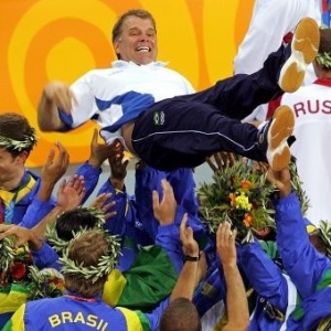O técnico Bernardinho é erguido pelos jogadores após a conquista do ouro olímpico pela seleção de vôlei; na final, o Brasil bateu a Itália por 3 sets a 1 