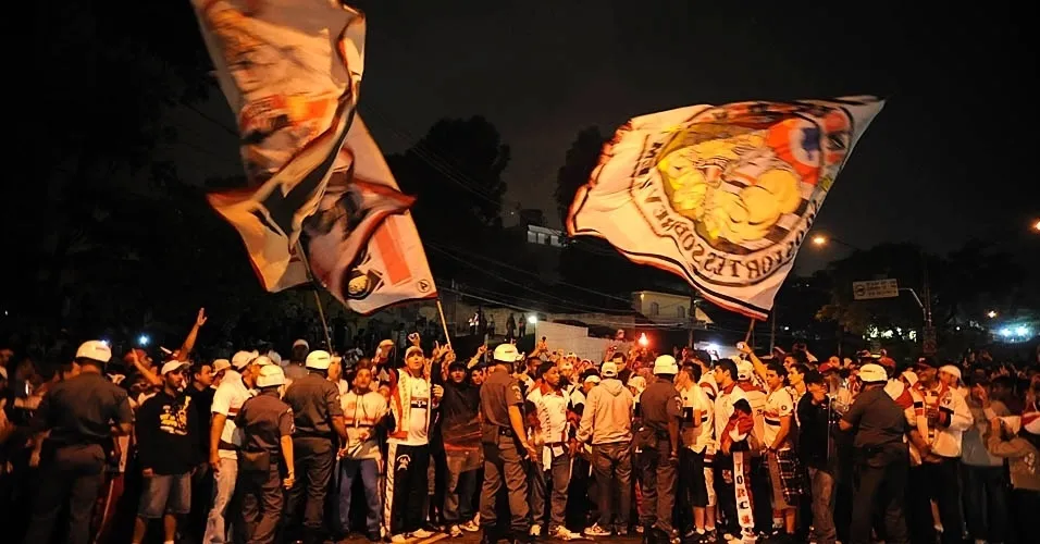 Torcedores do São Paulo fazem pressão na porta do Morumbi antes do clássico com o Corinthians - Júnior Lago/UOL