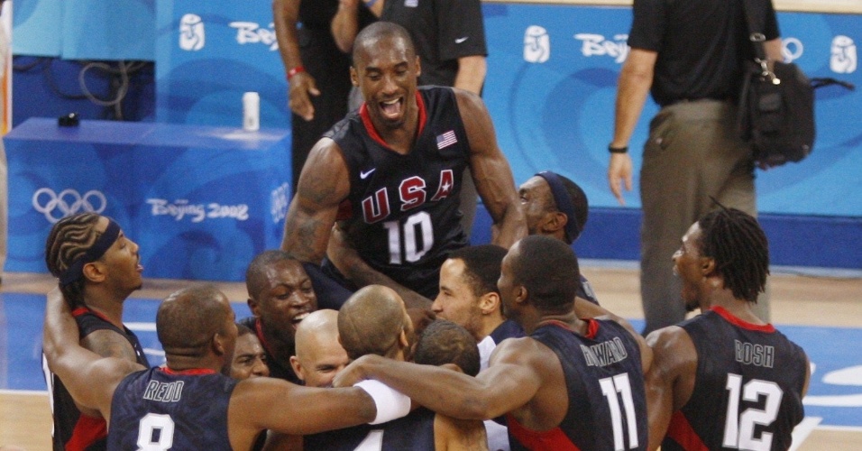 Kobe Bryant (centro) comemora o ouro após a equipe norte-americana de basquete derrotar a Espanha
