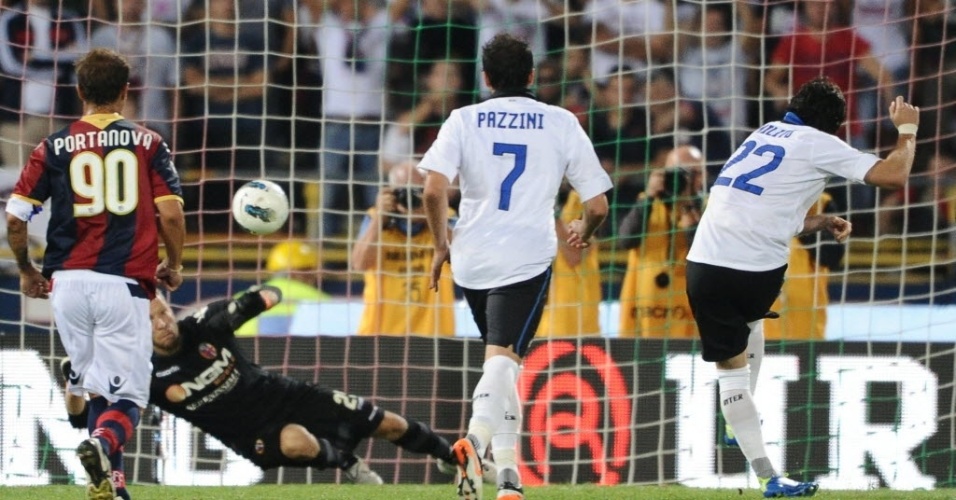 De pênalti, Diego Milito marca para a Inter de Milão na vitória contra o Bologna pelo Italiano