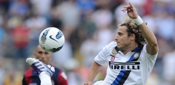 Forlan tenta dominar a bola na partida entre Bologna e Inter de Milão pelo Campeonato Italiano
