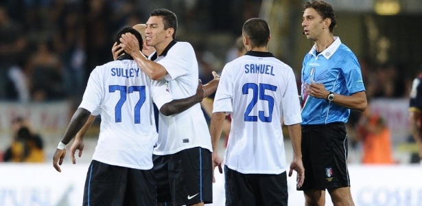 Lúcio comemora após marcar o terceiro gol da Inter na vitória contra o Bologna - Vincenzo Pinto/AFP