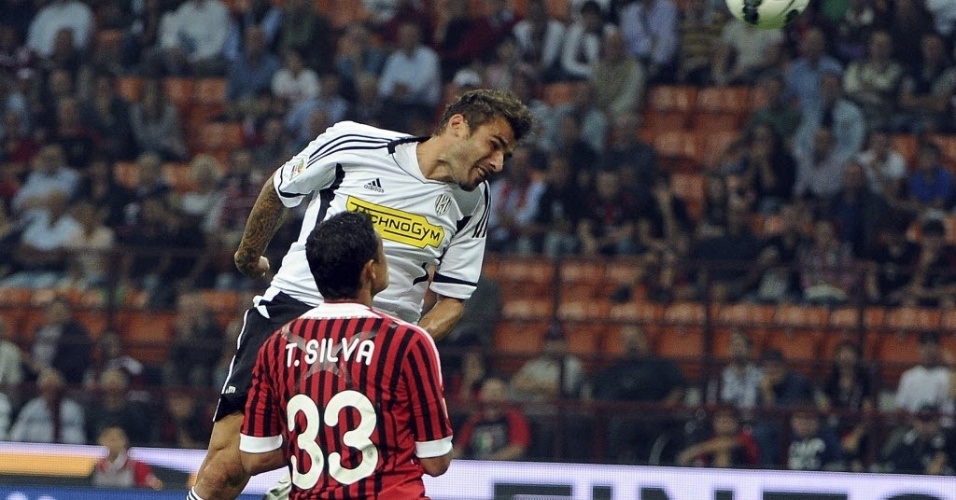 Thiago Silva disputa jogada aérea com Mutu durante partida do Milan contra o Cesena