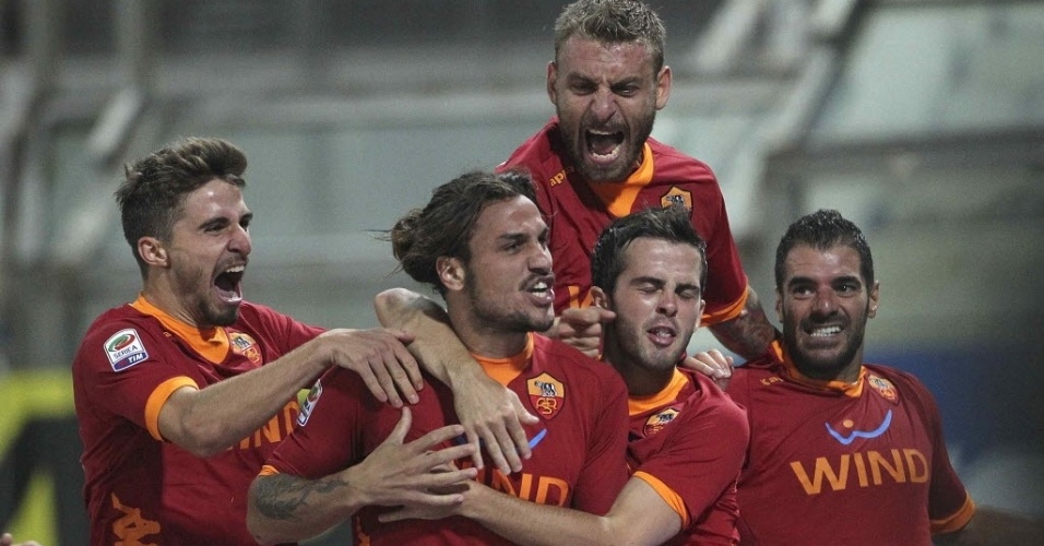 Jogadores da Roma comemoram o gol da vitória de Pablo Osvaldo contra o Parma fora de casa