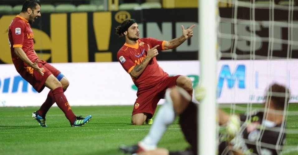 Pablo Osvaldo comemora o gol da vitória da Roma contra o Parma