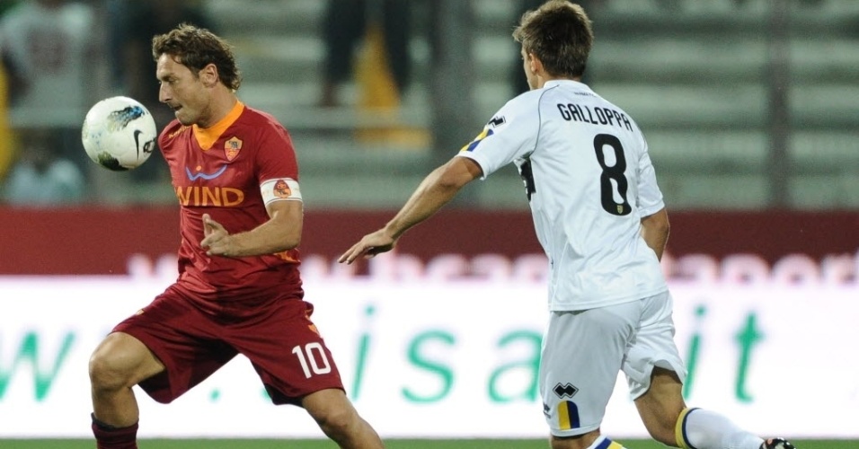 Totti (e) domina diante de Galoppa durante jogo da Roma contra o Parma pela Serie A italiana