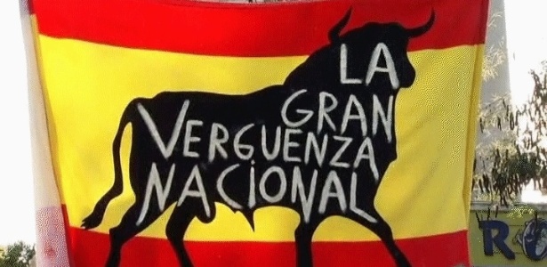 Imagem de protesto durante a tourada na Catalunha - BBC