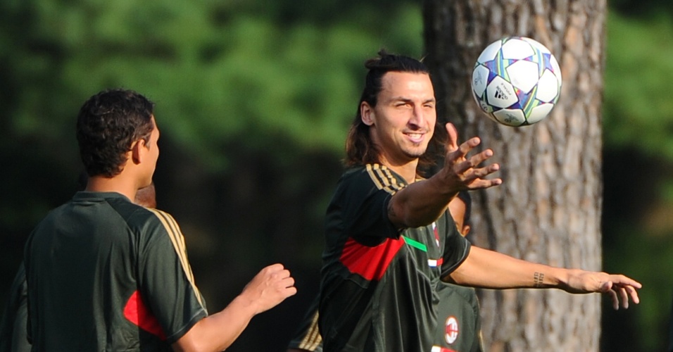 O atacante Zlatan Ibrahimovic participou do treino realizado pelo Milan na véspera da partida contra o Viktoria Plzen pela segunda rodada da fase de grupos da Liga dos Campeões