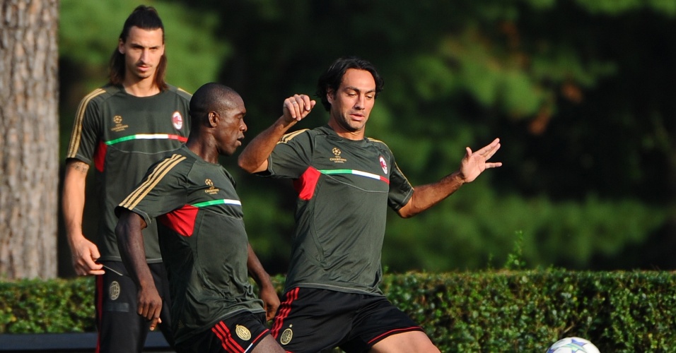 O meia Clarence Seedorf dá um passe durante treino do Milan . Time italiano se prepara para enfrentar o Viktoria Plzen pela segunda rodada da fase de grupos da Liga dos Campeões