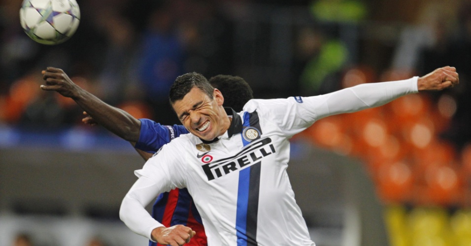 Zagueiro Lúcio disputa a bola com Seydou Doumbia, do CSKA Moscow. Brasileiro anotou um dos gols da vitória da Inter por 3 a 2