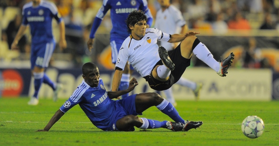 Argentino Ever Banega leva a pior em disputa de bola com o brasileiro Ramires, em partida entre Chelsea e Valencia