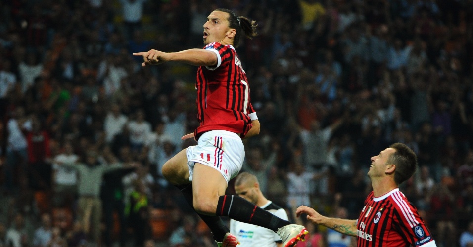 Atacante Zlatan Ibrahimovic comemora seu gol pelo Milan contra Viktoria Plzeo