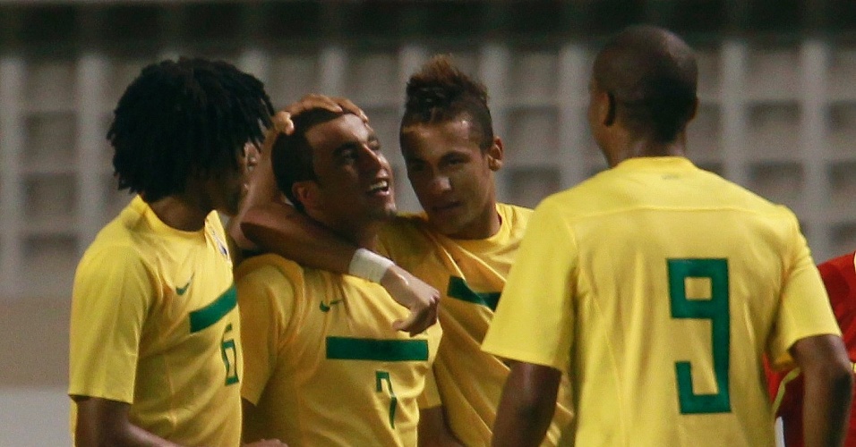 Cortês, Neymar e Borges cumprimentam Lucas, que marcou o primeiro gol da seleção brasileira em clássico contra a Argentina