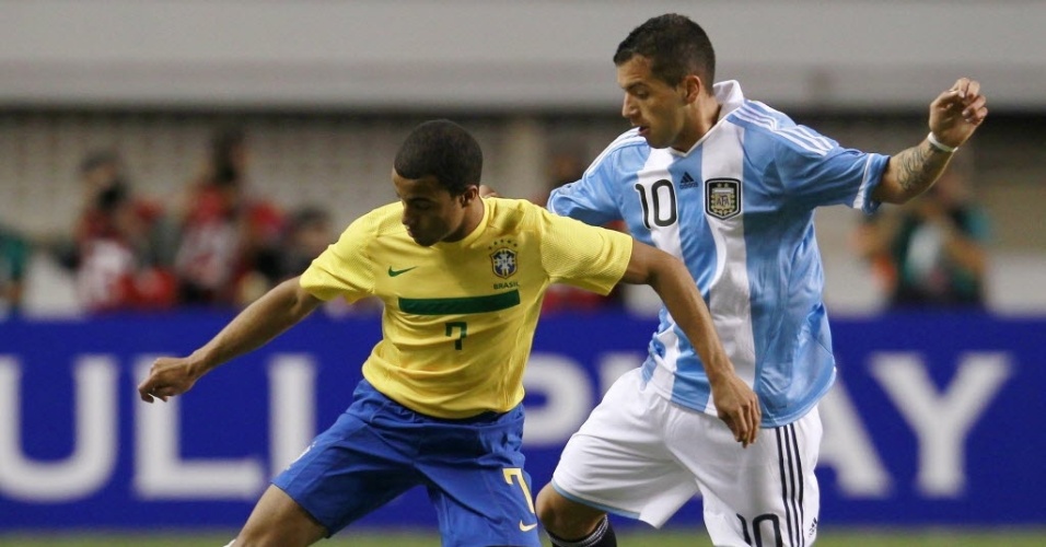Hector Canteros observa tentativa de Lucas para colocar o Brasil no ataque em clássico contra a Argentina