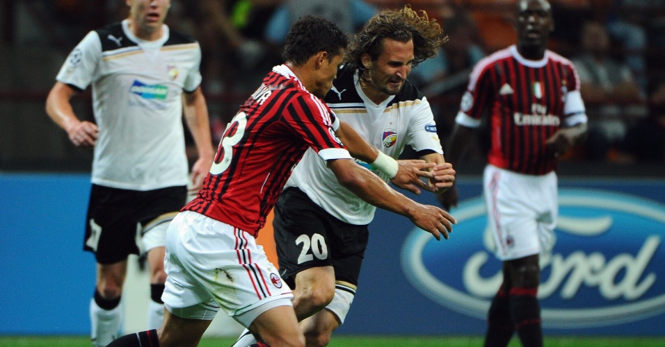 Thiago Silva tenta marcar o meio-campo Petr Jiracek durante partida entre Milan e Viktoria Plzeò