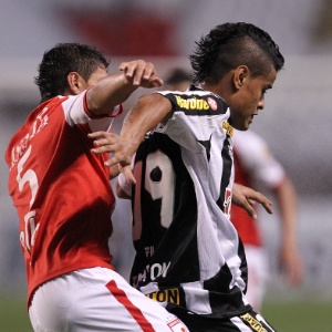 Everton ainda não sabe qual será seu destino em 2012, mas o Flamengo sondou a situação do meia - Satiro Sodré/AGIF 