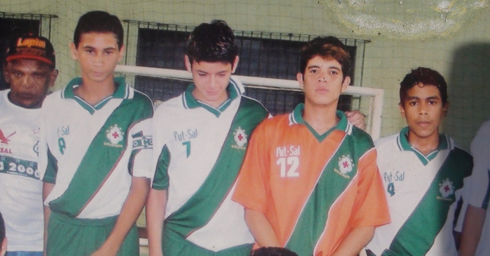 Na época em que era conhecido como Petrobras, Ganso posa com o time de futsal da Tuna Luso em Belém