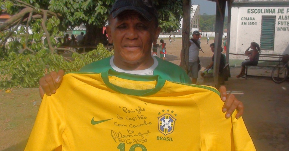 Técnico capitão exibe com orgulho camisa da seleção que ganhou de presente de Paulo Henrique Ganso