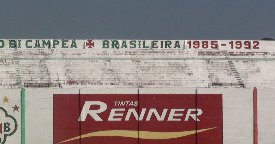 Visão da arquibancada do estádio de futebol da Tuna Luso em Belém do Pará
