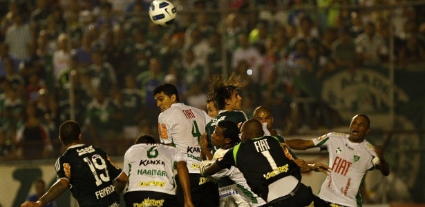 Foi em uma jogada de cruzamento que o Palmeiras sofreu o gol do América-MG - Almeida Rocha/Folhapress