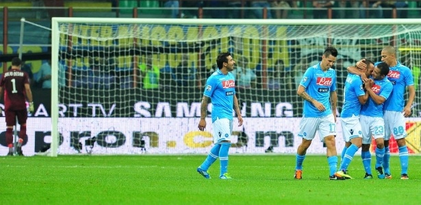 Jogadores do Napoli comemoram o segundo gol da equipe contra a Inter de Milão