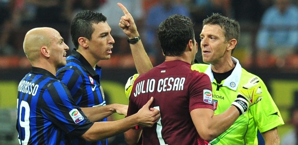 Júlio César defendeu pênalti, mas sofreu três gols e foi advertido por discutir com juiz - Alberto Pizzoli/AFP Photo