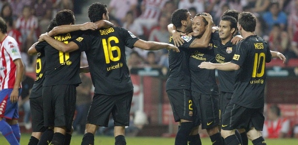Adriano é abraçado pelos companheiros após abrir o placar para o Barça no Espanhol - EFE/Alberto Morante