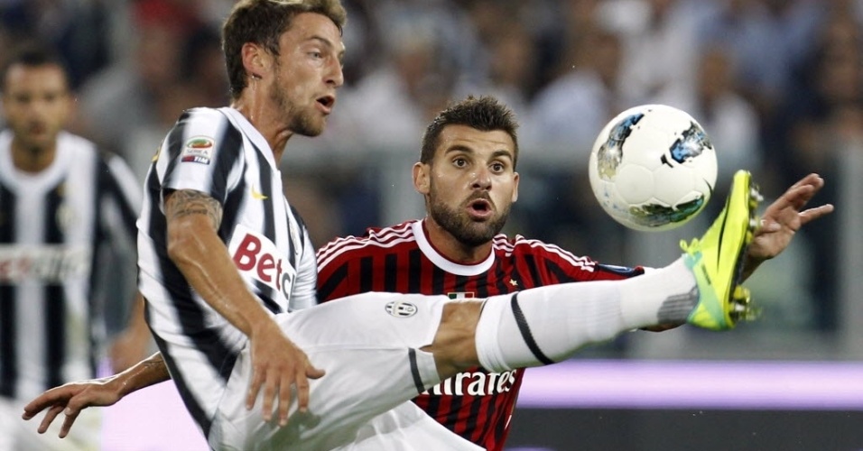 Antonio Nocerino, do Milan, e Claudio Marchisio da Juve, brigam pela bola durante a partida disputada em Turim