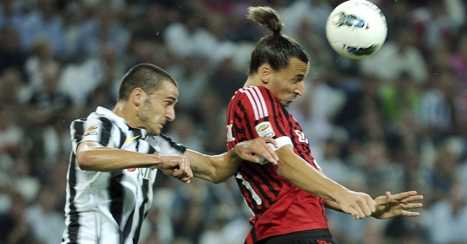 Ibahimovic recebe marcação do zagueiro Leonardo Bonucci na partida entre Juventus e Milan, pela 6ª rodada do Campeonato Italiano